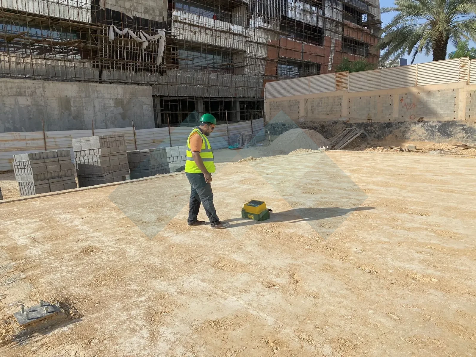 إشراف هندسي على موقع إنشائي في أحد مشاريع مدارج
